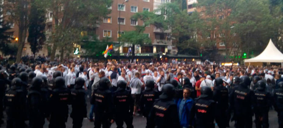Imagen de la Policía Nacional rodeando a los ultras del Legia