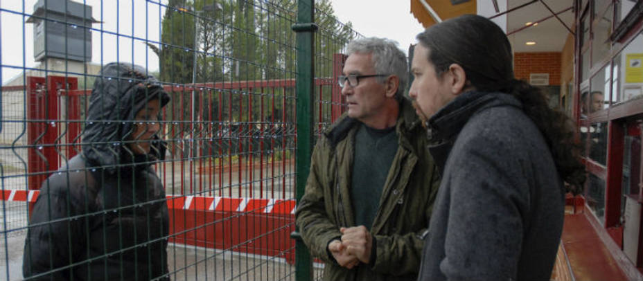 El secretario general de Podemos, Pablo Iglesias, acompañado por el diputado de Unidos Podemos Diego Cañamero (c), visita la cácel de Jaén, para encontrarse con Andrés Bódalo. EFE