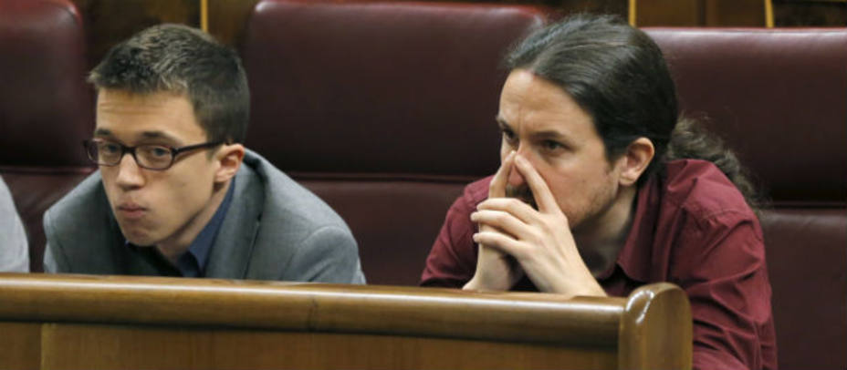 Iñigo Errejón y Pablo Iglesias sentados en sus escaños del Congreso el pasado viernes.