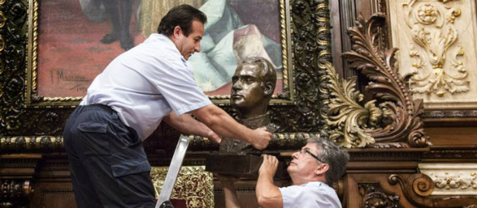 Hoy retiraban el busto de Juan Carlos I de la Sala de Plenos del Ayuntamiento de Barcelona. EFE