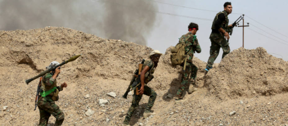 Paramilitarres iraquíes marcha al luchar contra el ISIS en Nibai. REUTERS