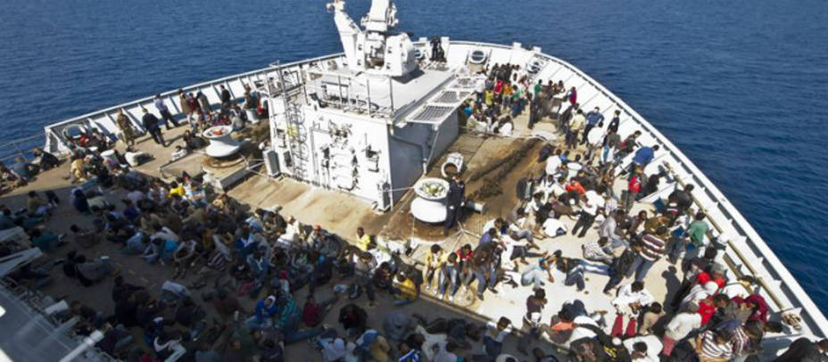 Un buque británico traslada a inmigrantes rescatados en el Mediterráneo. EFE
