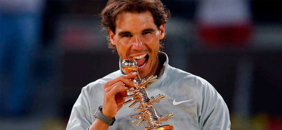 Rafa Nadal, con el trofeo de ganador en Madrid. REUTERS