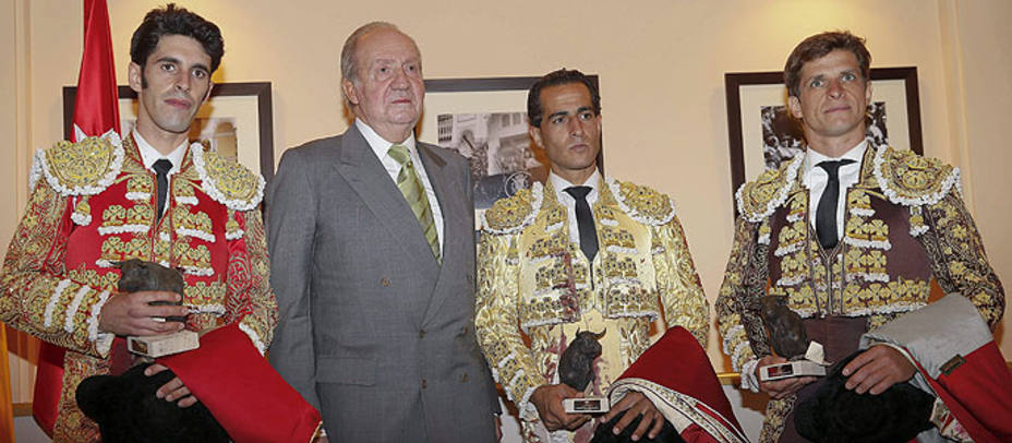El Rey de España junto a los tres toreros actuantes en la Corrida de Beneficencia. EFE