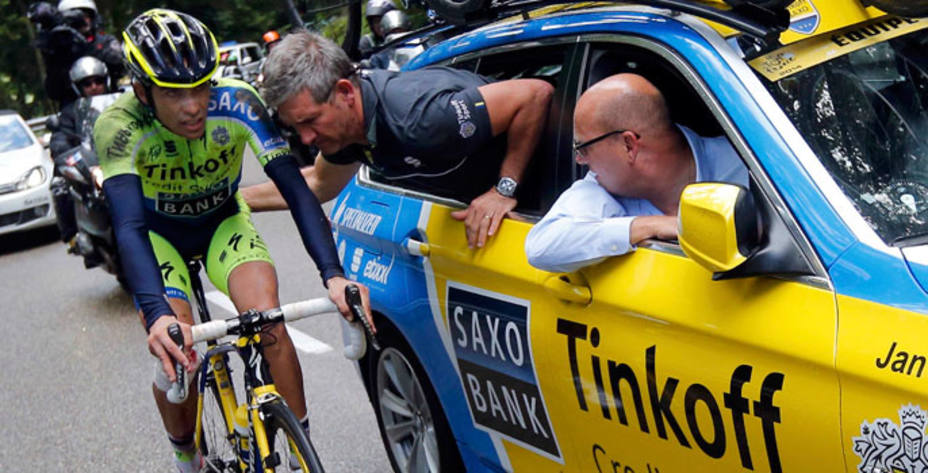 El español Alberto Contador abandona el Tour, tras una caída. Reuters.