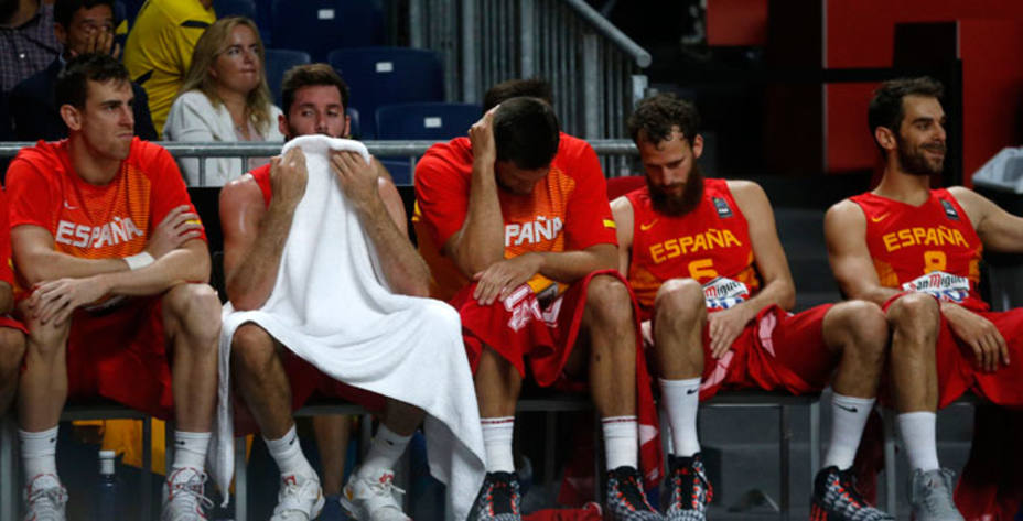 El banquillo se la Selección Española se lamenta durante el partido (Reuters)