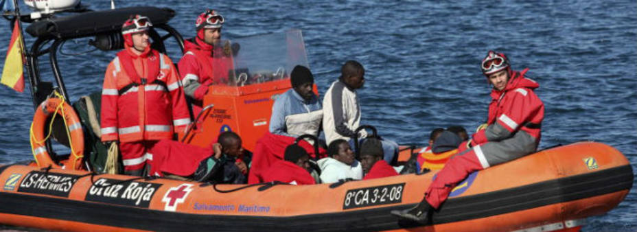 Salvamento Marítimo traslada a algunos inmigrantes / Imagen de archivo EFE