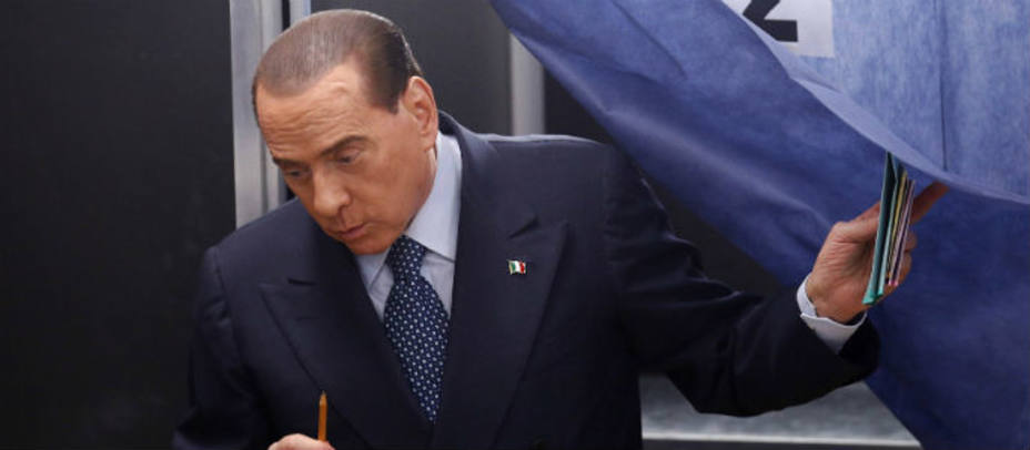Silvio Berlusconi se dispone a votar el pasado domingo. Reuters