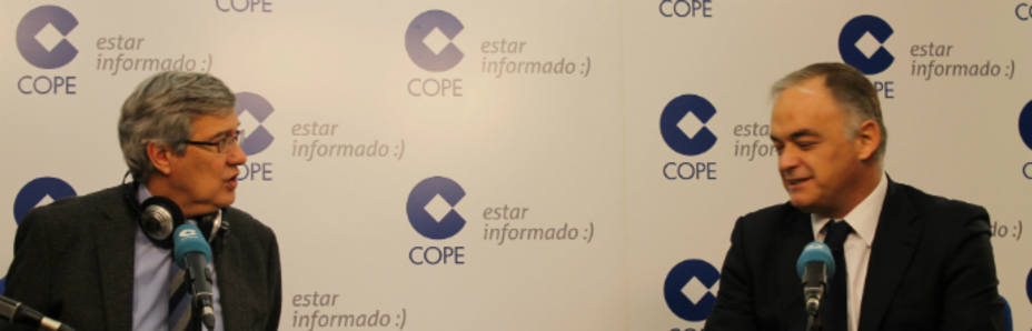 Ernesto Sáenz de Buruaga y Esteban González Pons en los estudios centrales de COPE