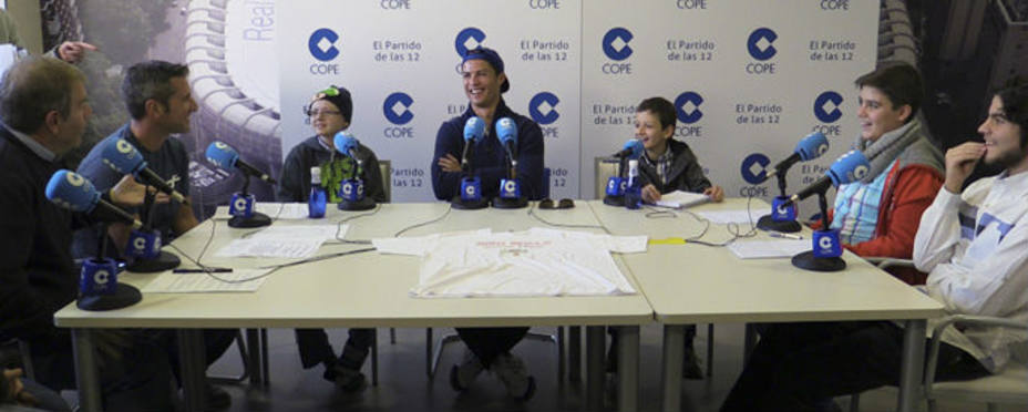 Cristiano junto a los niños en un momento de la entrevista. Foto cope.es