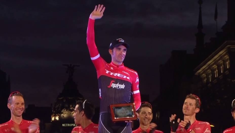 Alberto Contador se retira aclamado por la multitud