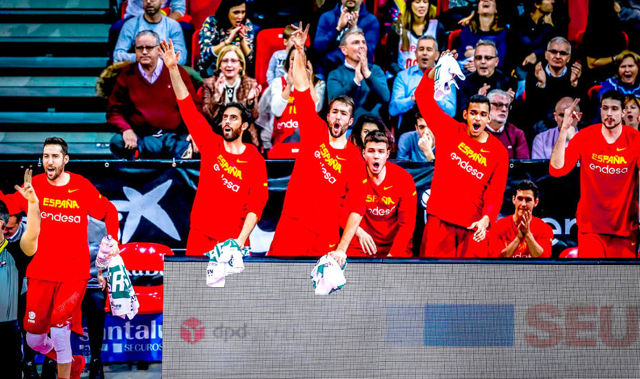Imagen de alegría del banquillo español en el partido ante Montenegro (FOTO: FEB)