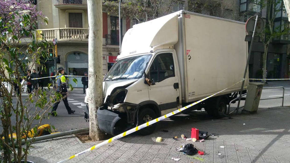 Un camión atropella a seis personas de forma accidental en el centro de Barcelona