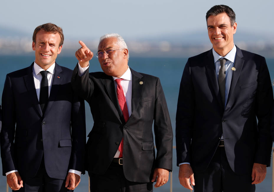 Portugals PM Costa, Spains PM Sanchez and French President Macron pose for a group picture in Lisbon