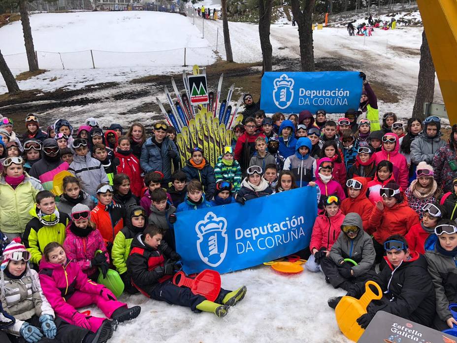Participantes en la campaña de esquí de la Diputación en Cabeza de Manzaneda