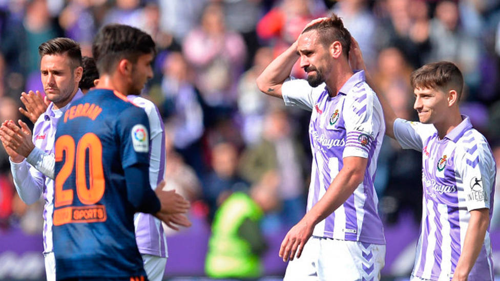 Borja Fernández, en el centro de la imagen, al término del Real Valladolid - Valencia (@LaLiga)