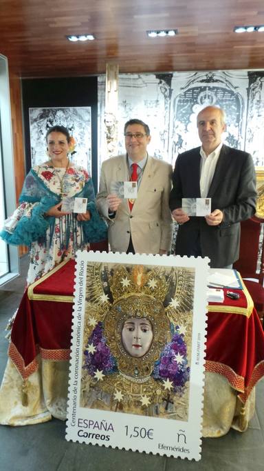 Correos presenta su sello dedicado al Centenario de la CoronaciÃ³n de la Virgen del RocÃ­o