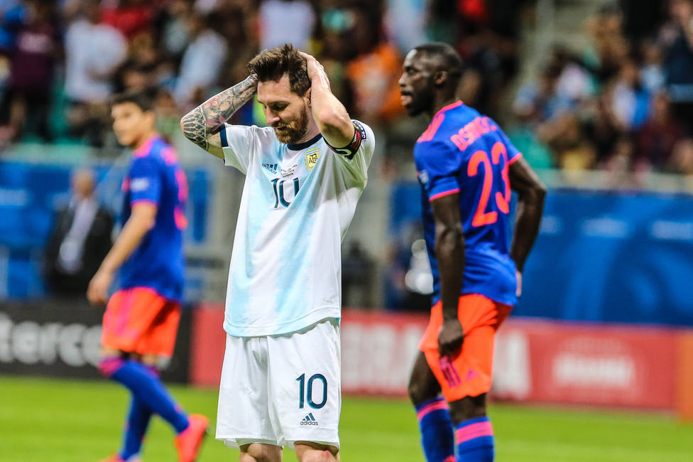 (Crónica) Colombia amarga el debut de la Argentina de Messi