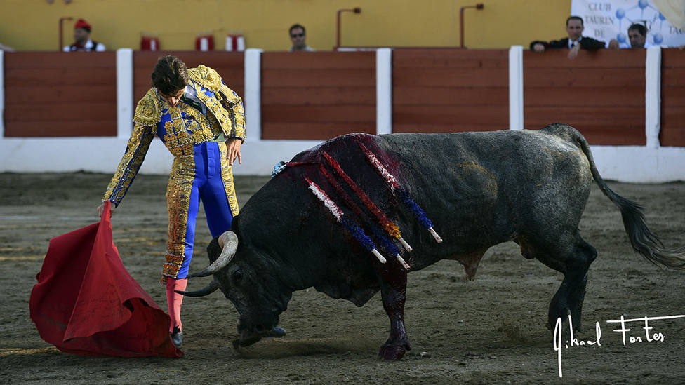 Derechazo de Fernando Robleño a unos de los toros de Saltillo lidiados este domingo en Ceret