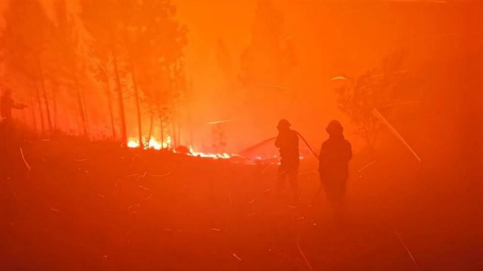 Bomberos de Portugal intentando extinguir el incendio