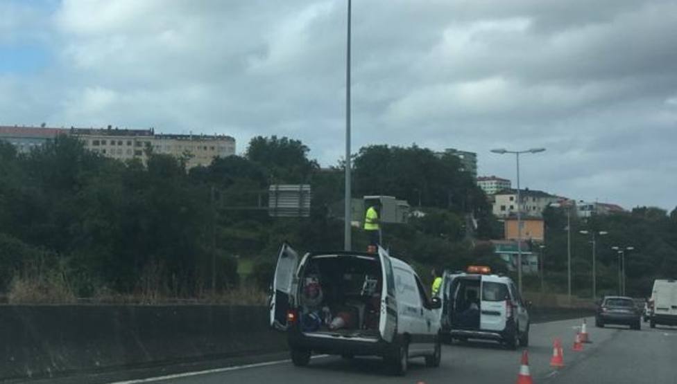 Foto de archivo de técnicos poniendo a punto el radar fijo situado en la carretera FE-15, en Ferrol