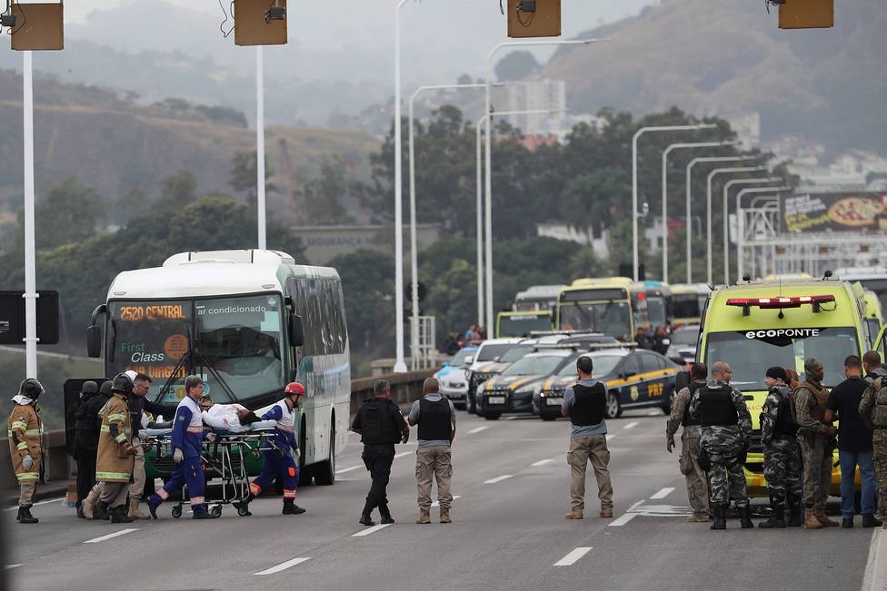 Un hombre armado secuestra un autobús en Río de Janeiro