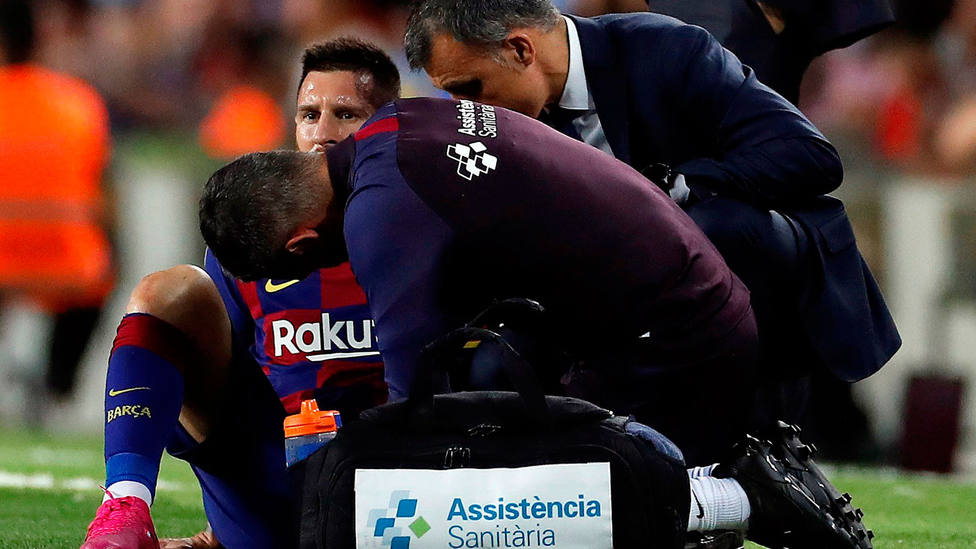 Leo Messi, atendido por los servicios médicos tras lesionarse en el Barça-Villarreal. EFE