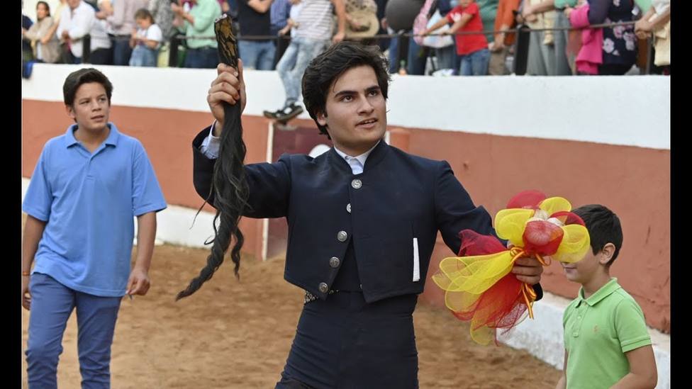 La emoción de Adolfo Suárez Illana tras la ovación a su hijo en su debut como torero