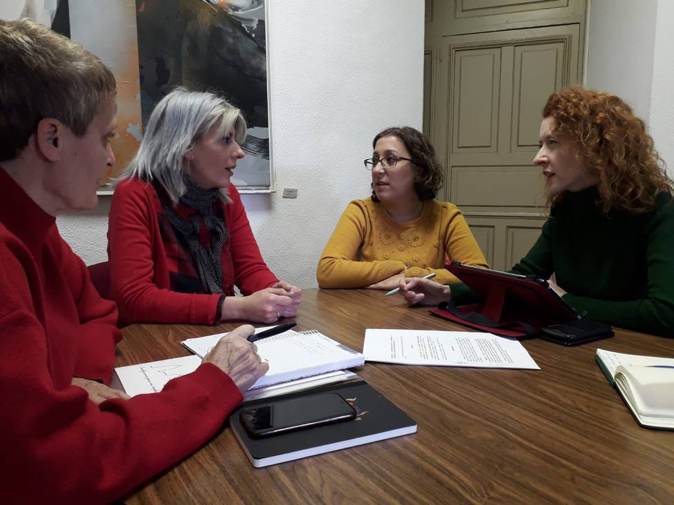 Foto de la reunión de Ana Suárez con responsables de la Casa Beatriz de Suabia
