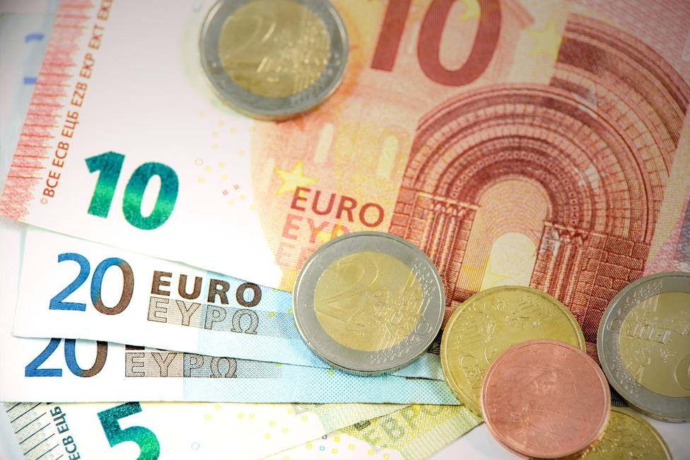 Imagen de dinero: billetes y monedas de euro