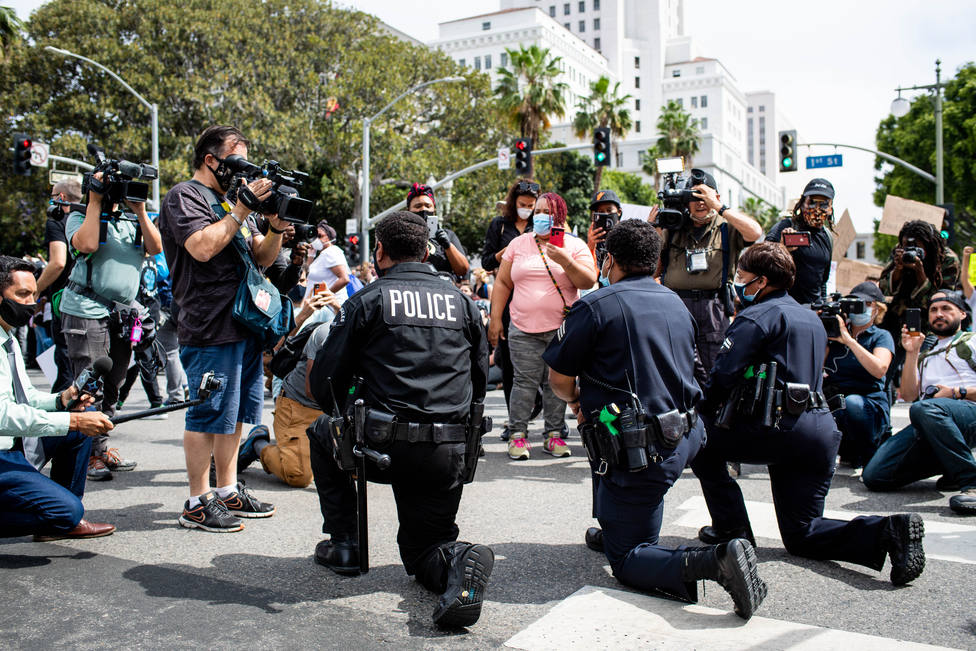 Los Ángeles levanta el toque de queda mientras las protestas continúan pacíficamente en varios puntos de EEUU