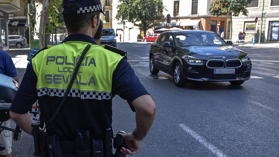 Seis policias locales heridos y 6 detenciones en una fiesta de 20 personas en Sevilla