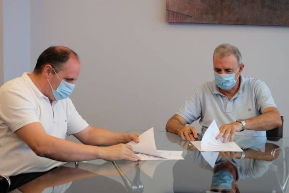 Francisco Tornel y Álvaro Buendía rubrican el acuerdo entre ambas entidades