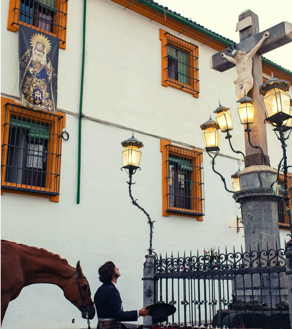 Morante de la Puebla ante el Cristo de los Faroles de Córdoba