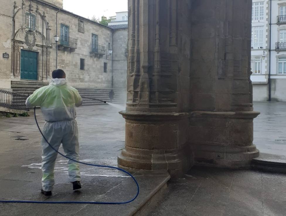 Polémica por el método usado para retirar pintadas de la catedral de Lugo
