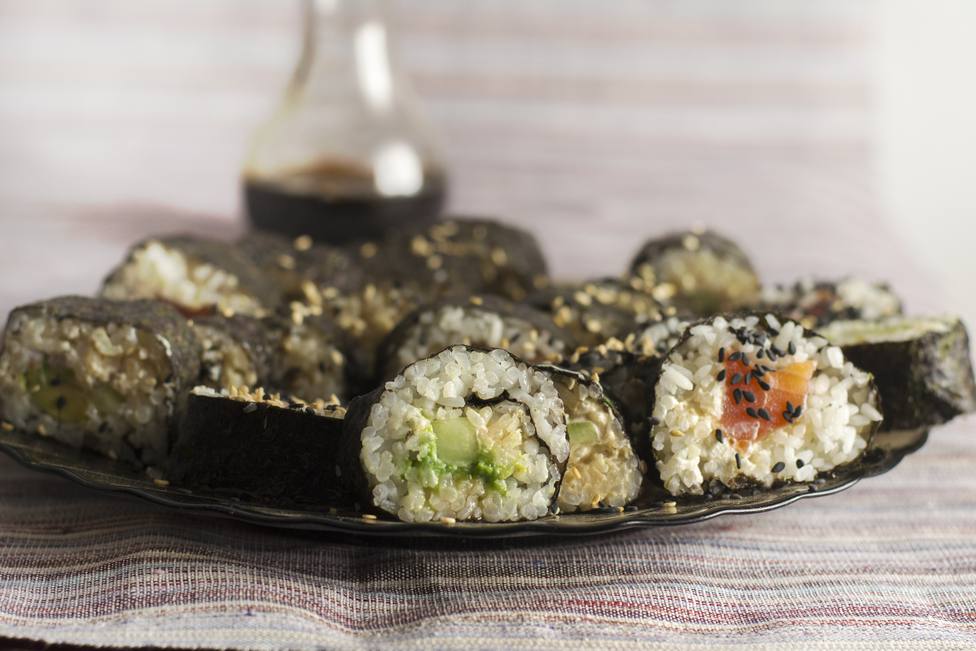 Foto de archivo de un plato de sushi