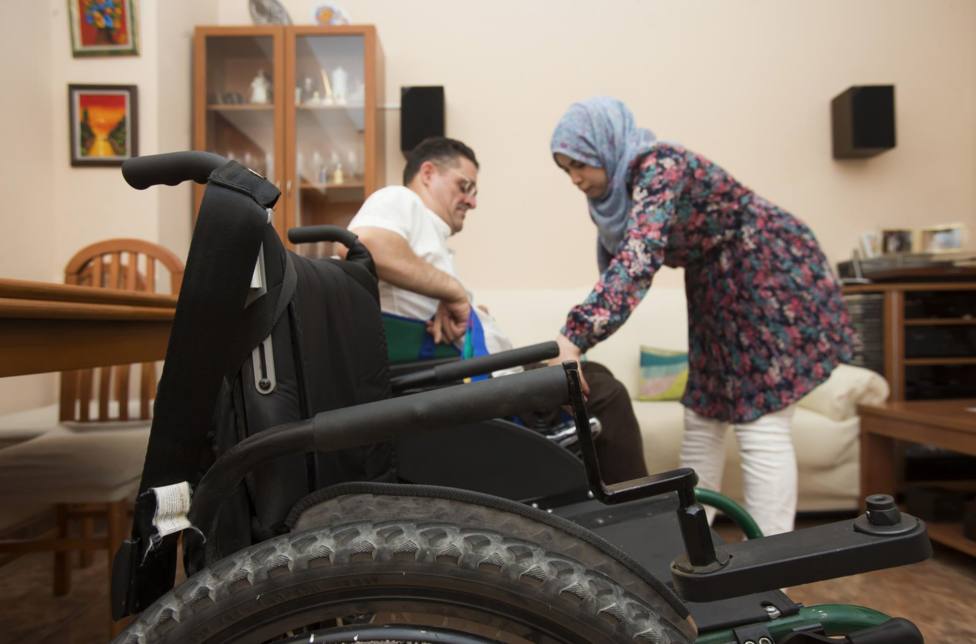 Prestación de servicios a una persona con discapacidad - DANI AZNAR / LA CONFEDERACIÓ - Archivo
