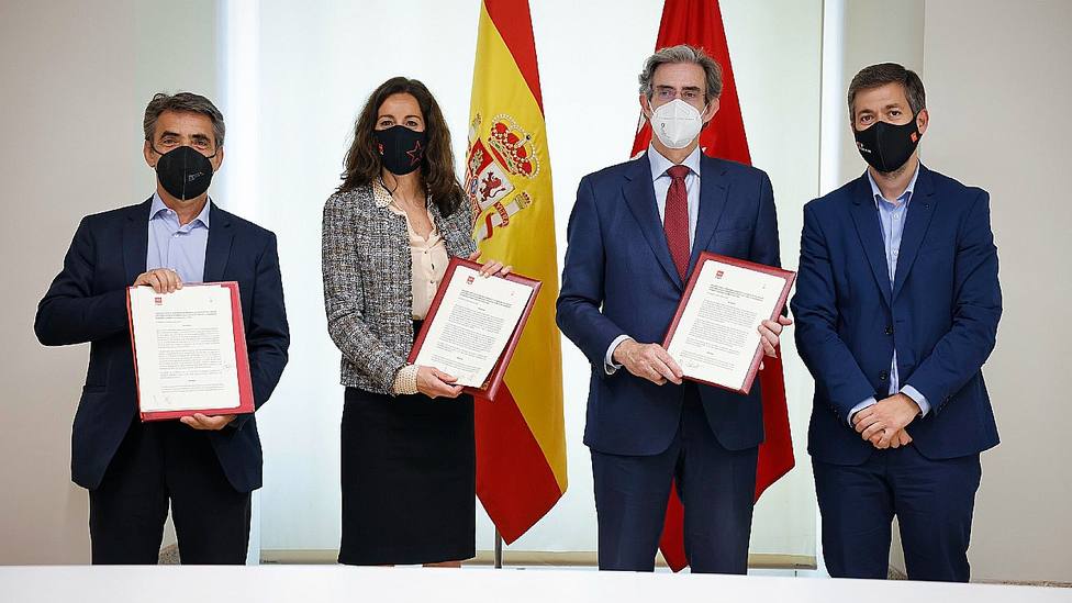 Victorino Martín, Mª Eugenia Carballedo y Fernando Gomá sellando el acuerdo de colaboración