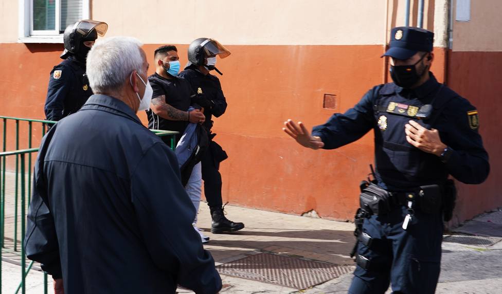 Uno de los detenidos durante la operacio?n de la Polici?a Nacional contra el tra?fico de armas en Valladolid