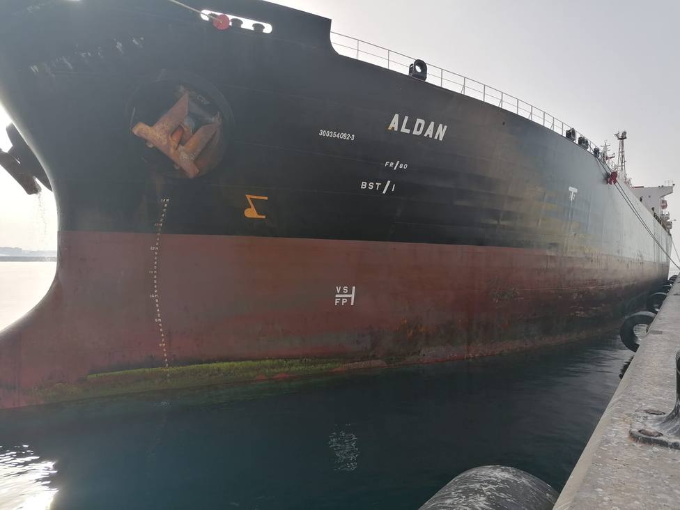 Retenido en el Puerto de Almería un buque por descargar hidrocarburo a 147 millas de La Palma