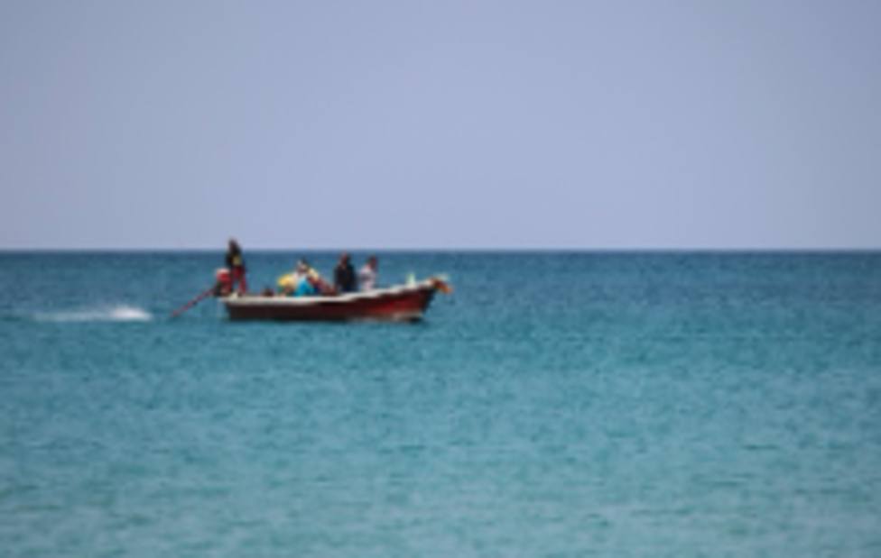 Llega una embarcación con 13 migrantes a bordo a una playa de Águilas