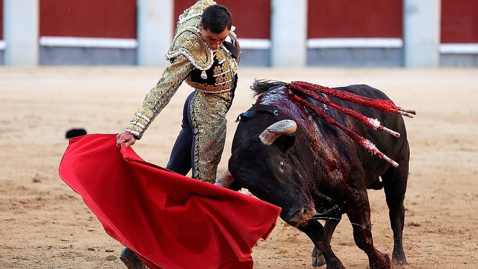 Natural con la mano derecha de Paco Ureña a su primer toro de Jandilla este viernes en Madrid