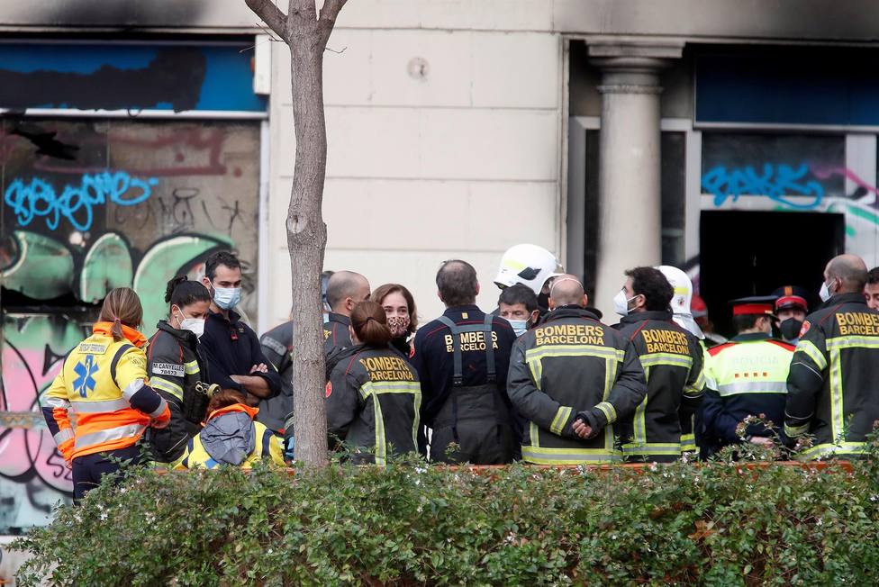 La alcaldesa de Barcelona, Ada Colau, atiende a las explicaciones de los bomberos desplazados al lugar