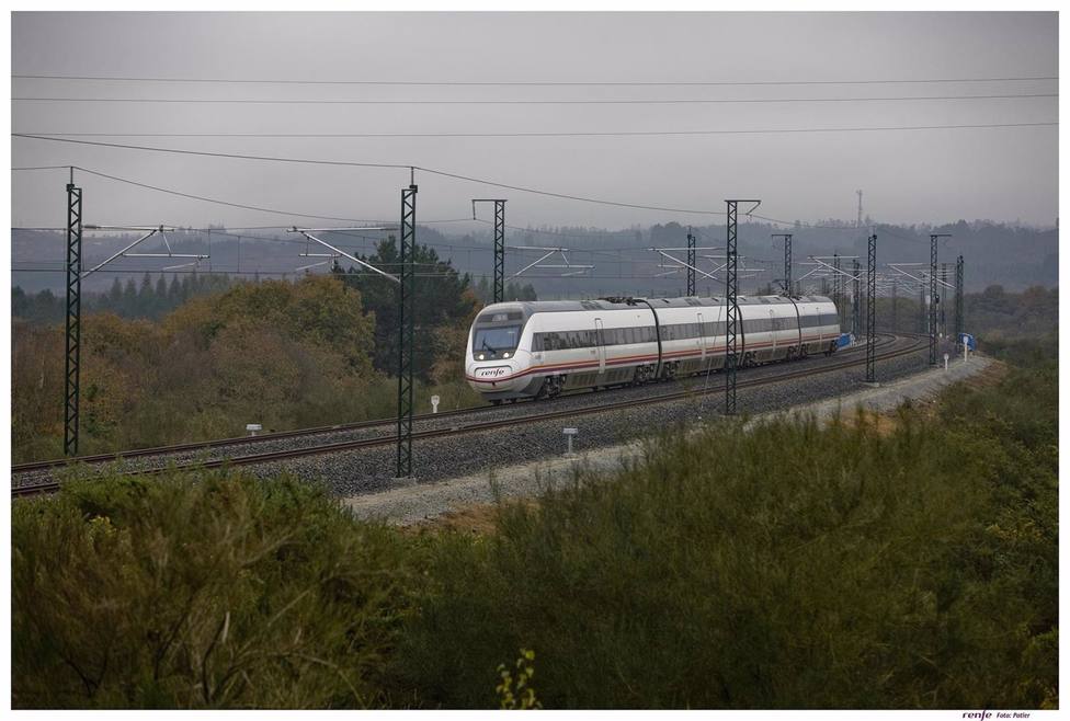 Granada.- El tren AlmerÃ­a-Madrid circula con 40 minutos de demora tras parar en Guadix para asistir a una viajera