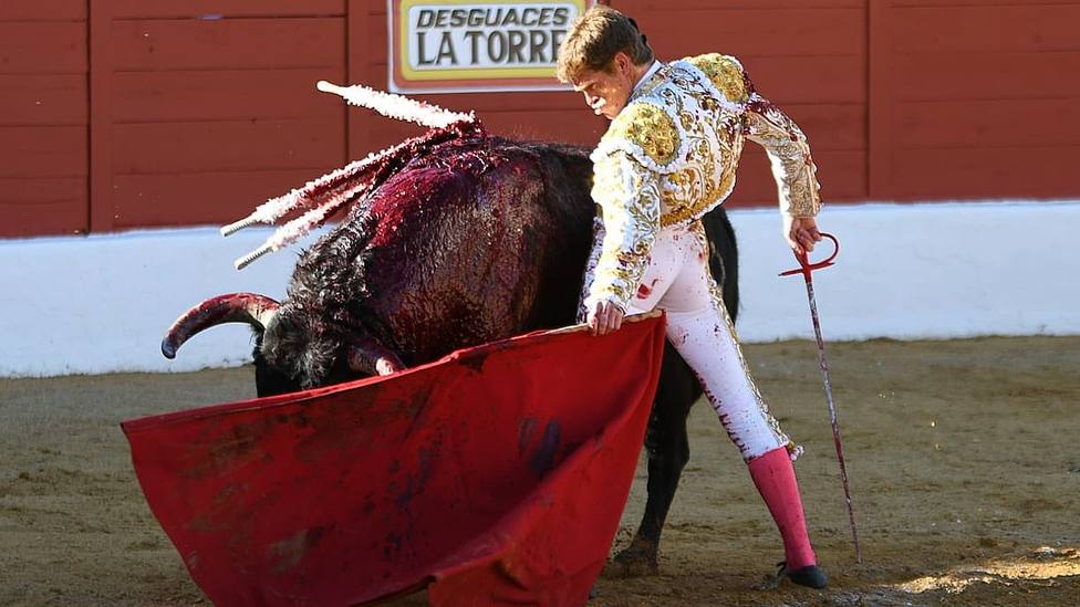 Natural de Borja Jiménez a Provechoso, el toro de Baltasar Ibán premiado con la vuelta al ruedo