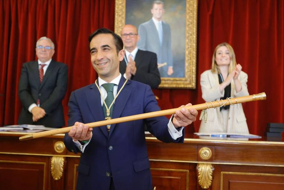 Rey Varela con el bastón de mando de Ferrol - FOTO: Concello de Ferrol