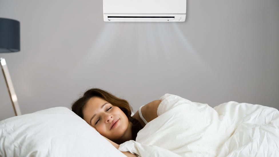 Mujer durmiendo con el aire acondicionado