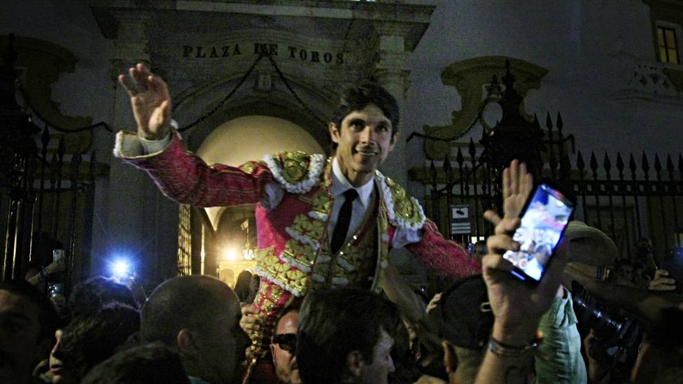 Sebastián Castella en su salida a hombros por la Puerta del Príncipe de Sevilla