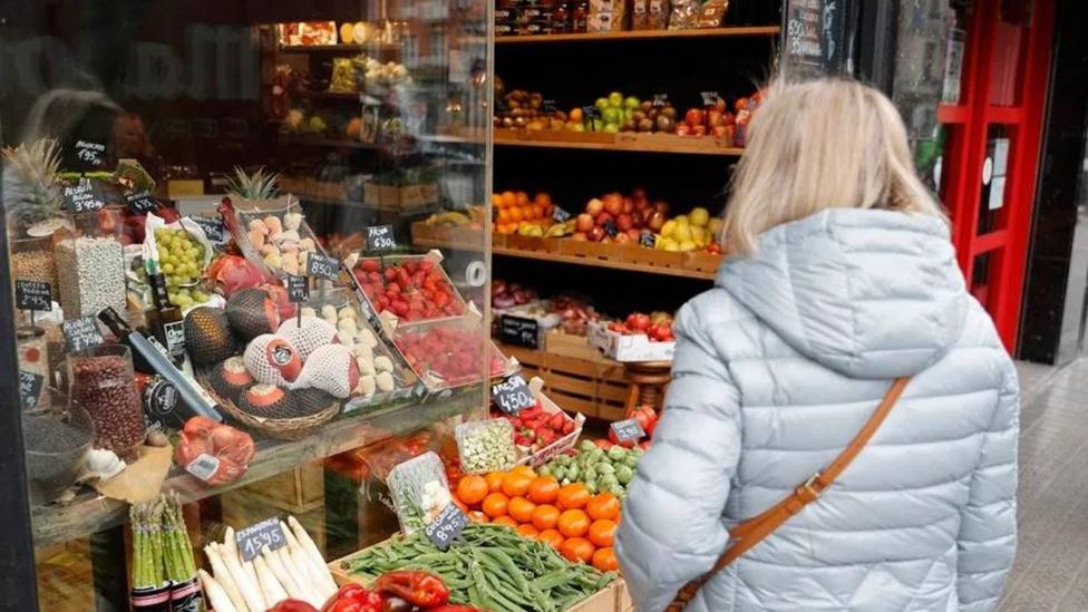 Una mujer observa las verduras y frutas con sus precios en Bilbao, en una imagen de archivo