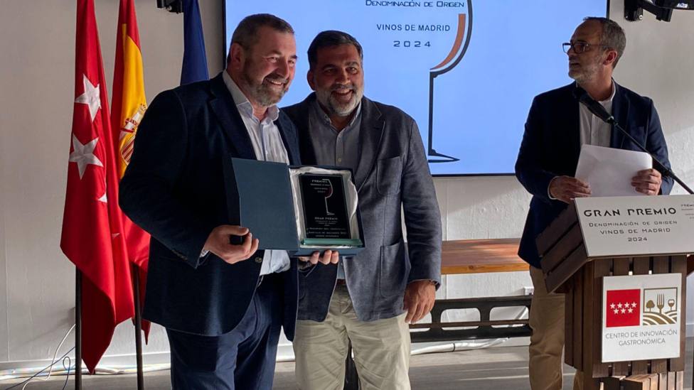 Rafael Gómez Toba recibe el Gran Premio al mejor vino de Madrid de Ángel de Oteo
